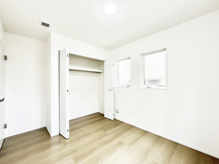 �Q���@�����`Bed Room�`  �S�����ɂ͎��[�N���[�[�b�g�������I���i�g���̂��m���⏬���͂������A�G�ߕ��̂��m���Ȃǂ���������Ɛ������ڂ����܂������܂��B  ������Ԃ��L���g�p�ł��܂��ˁB
