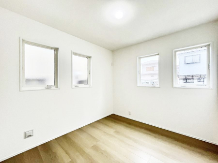 �q�������@�����`Bed Room�`�@�q�������͂��q�l�ɂƂ��đ�Ϗd�Ȗ���������܂��B�q����l�ŉ߂�����Ԃ�^���邱�ƂŁA�h���׋����Ԃ����R�Ƒ����܂����畔���̕Еt����|���Ȃǂ��������ƂɌq����܂��B