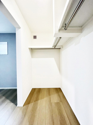 ���̑��@�����`Walk-in Closet�`�@�K�v�Ȃ��̂�R�[�f�B�l�[�g���ꗗ���Ċm�F�ł��A�g�x�x�⏀�����Z���ԂōςރE�H�[�N�C���N���[�[�b�g��ݒu���܂����B�Ƃ̒�����������Ƃ�����֗��Ȏ��[�X�y�[�X�ł��B