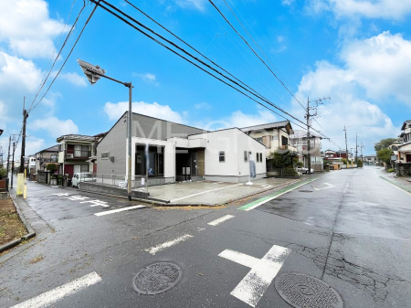 ���n�O�ώʐ^�@�O�ρ`Exterior�`�@�O�ʓ��H�F�쓌 7.2m �����A�� 4m �����@��w�̈�ˌ��Ă𒆐S�Ƃ����X���݂����R�Ƒ����A���ӂ͍��������������Ă��Ȃ��̂ŁA�΂̑����ՐÂȎ����������ł��B
