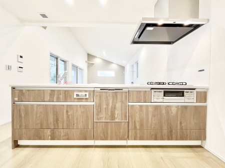 �L�b�`���@�����`Kitchen�`�@��b���e�ރ��r���O�A�������������Ȃ�L�b�`���B�Ƃ́A�������������ł͂Ȃ��A��炵��������A���K�ɂ���ꏊ�B�Ί�̖����A���炬�̓��X�̂��߂ɁA�ŐV�̐ݔ��E�d�l���̗p�B