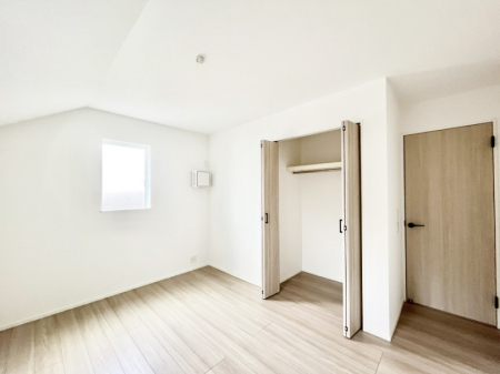 �q�������@�������U�������`Bed Room�`�@�q�������͂��q�l�ɂƂ��đ�Ϗd�Ȗ���������܂��B�q����l�ŉ߂�����Ԃ�^���邱�ƂŁA�h���׋����Ԃ����R�Ƒ����܂����畔���̕Еt����|���Ȃǂ��������ƂɌq����܂��B