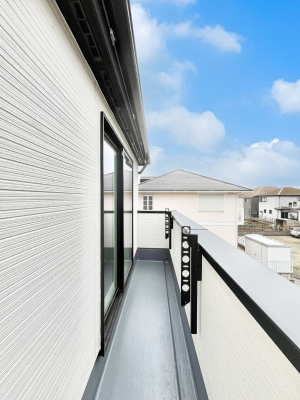 �o���R�j�[�@�������U�������`Balcony�`  �傫�ȋ�Ɉ͂܂ꂽ�C�����̂����ƁB  �o���R�j�[��`�������ň��|�I�ȊJ�����ɕ�܂�܂��B  �o���R�j�[�͗z���������݂��z�c����󕨂��C�����悭�������Ƃ��ł��܂��B