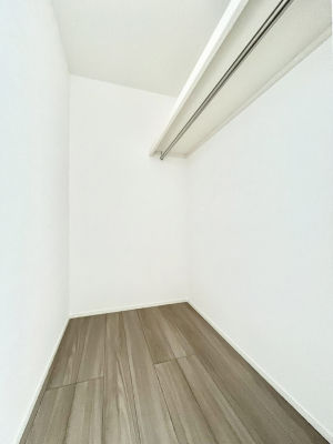 ���̑��@�������U�������`Walk-in Closet�`�@��������̗m���������Ă��V���ɂȂ�ɂ����E�H�[�N�C���N���[�[�b�g�B�m���ȊO�ɂ��A���i�g��Ȃ��Ɠd��X�[�c�P�[�X�A�X�g�b�N�i�Ȃǉ��ł��Еt����������Ԃł��B
