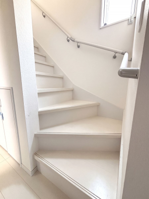 ���̑��@�����`Stairs�`�@�����Ȃ��q�l���炲����̕��܂ŕ��L���N��ɗD�����肷��t�K�i�ł��B�Ƃ̈��S�������߂邽�߂ɁA�K�i�Ɏ肷������t���܂����I�i�`�������ȕ��͋C���厖�ȃ|�C���g�B��CG���H��