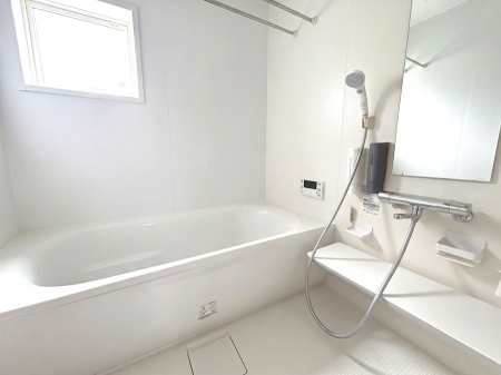�����@�����`Bath Room�`�@�������������͋C�̗����Ŗ����Ɍ����ă��t���b�V���B���������@�\���t���Ă���̂ŗׂ̐���@�u����Ő􂢏オ�������󕨂��A�J�̓����V�C���C�ɂ������������邱�Ƃ��\�ł���CG���H��