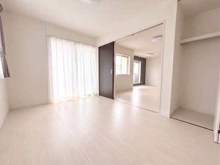�Q���@�����`Bed Room�`�@�������������̂��ˌ��Ẵ����b�g�ł��B���Ƒ������������ƂŎ苷�Ɋ����Ă����Z�܂����ˌ��Ăł͊e�����v���C�o�V�[��ۂ��Ƃ��ł��܂��B��CG���H�L