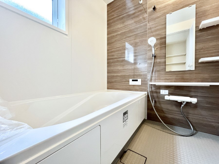 �����@�������P�������`Bath Room�`�@���t���̃o�X���[���́A�̌������薾�邭�C�����̗ǂ���Ԃł��B�������邱�ƂŁA���C�����ǍD�B������芰����o�X���[���ŁA�����̃o�X�^�C�����y���݂ɂȂ肻���ł��B