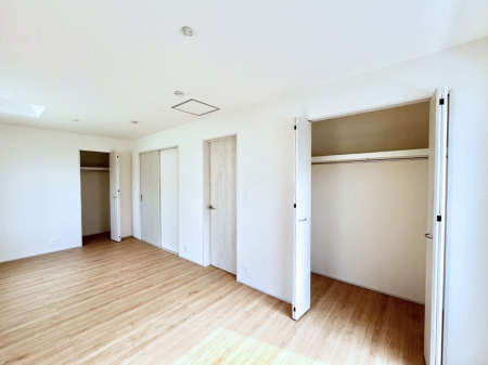 �q�������@�������P�������`Bed Room�`�@���q�l�̐����ɍ��킹�ďZ�܂��̃��C�A�E�g���ς��܂��B�v�t���̃v���C�o�V�[���d��������A�����ɍ��킹�Ċ���x�b�g��z�u������B���������z���Ă̏Z�܂��I�т���؂ł��B