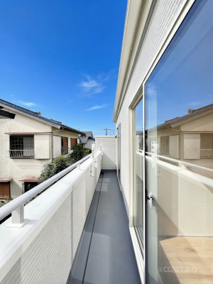 �o���R�j�[�@�������P�������`Balcony�`�@������̃o���R�j�[�̑O�ɂ͉_�ȊO�ɑ��z���Ղ���̂�����܂���B�����󕨂������₷���A����薾�邭�C�����̂������������Ă��܂��B�g���₷���J���I�ȃo���R�j�[�ł���