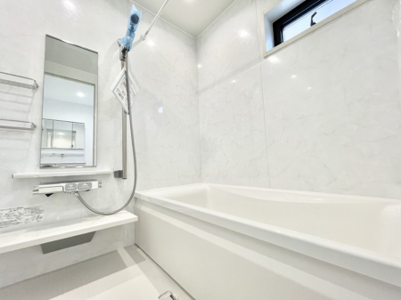 �����@������No.5���`Bath Room�`�@����L�΂��ē������邱�Ƃ��\�I����̔�������M�d�ȃo�X�^�C���ł��B���q�l�Ƃ��ꏏ�ł��\���ȍL���Ȃ̂ŁA���r���O�Ƃ͈�����Ƒ��c�R�̂ЂƎ������y���݂��������܂��B