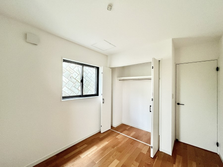 ���̑����ρ@������No.5���`Bed Room�`  �S�����ɂ͎��[�N���[�[�b�g�������I���i�g���̂��m���⏬���͂������A�G�ߕ��̂��m���Ȃǂ���������Ɛ������ڂ����܂������܂��B  ������Ԃ��L���g�p�ł��܂��ˁB