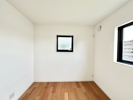 �Q���@������No.5���`Bed Room�`�@�}���V�����ƈႢ�������������̂��ˌ��Ẵ����b�g�ł��B���Ƒ������������ƂŎ苷�Ɋ����Ă����Z�܂����ˌ��Ăł͊e�����v���C�o�V�[��ۂ��Ƃ��ł��܂��B