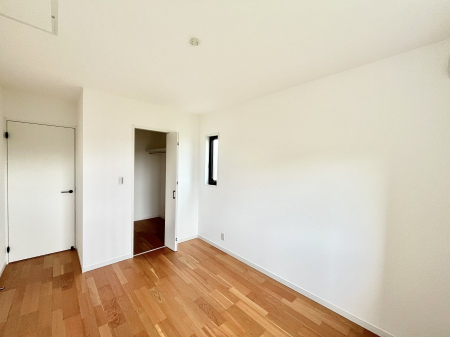 �q�������@������No.5���`Bed Room�`�@�q�������͂��q�l�ɂƂ��đ�Ϗd�Ȗ���������܂��B�q����l�ŉ߂�����Ԃ�^���邱�ƂŁA�h���׋����Ԃ����R�Ƒ����܂����畔���̕Еt����|���Ȃǂ��������ƂɌq����܂��B