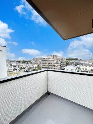 �o���R�j�[�@������No.5���`Balcony�`  �傫�ȋ�Ɉ͂܂ꂽ�C�����̂����ƁB  �o���R�j�[��`�������ň��|�I�ȊJ�����ɕ�܂�܂��B  �o���R�j�[�͗z���������݂��z�c����󕨂��C�����悭�������Ƃ��ł��܂��B