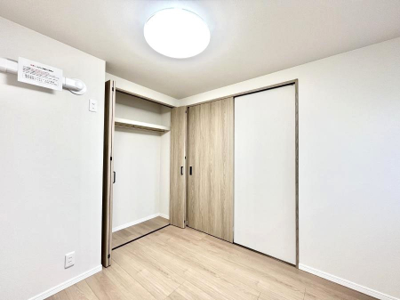 �Q���@�����`Bed Room�`�@�S�����Ɏ��[�N���[�[�b�g�������I���i�g���̂��m���⏬���͂������A�G�ߕ��̂��m���Ȃǂ���������Ɛ������ڂ����܂������܂��B������Ԃ����L���g�p�ł��A��������L�����p���������܂�