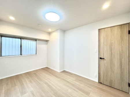 �q�������@�����`Bed Room�`�@�q�������͂��q�l�ɂƂ��đ�Ϗd�Ȗ���������܂��B�q����l�ŉ߂�����Ԃ�^���邱�ƂŁA�h���׋����Ԃ����R�Ƒ����܂����畔���̕Еt����|���Ȃǂ��������ƂɌq����܂��B