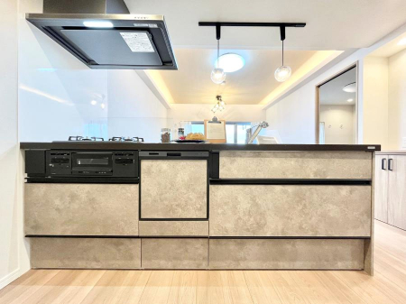 �L�b�`���@�����`Kitchen�`�@��b���e�ރ��r���O�A�������������Ȃ�L�b�`���B�Ƃ́A�������������ł͂Ȃ��A��炵��������A���K�ɂ���ꏊ�B�Ί�̖����A���炬�̓��X�̂��߂ɁA�ŐV�̐ݔ��E�d�l���̗p�B
