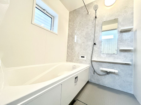 �����@�������P�����`Bath Room�`�@���t���̃o�X���[���́A�̌������薾�邭�C�����̗ǂ���Ԃł��B�������邱�ƂŁA���C�����ǍD�B������芰����o�X���[���ŁA�����̃o�X�^�C�����y���݂ɂȂ肻���ł��B