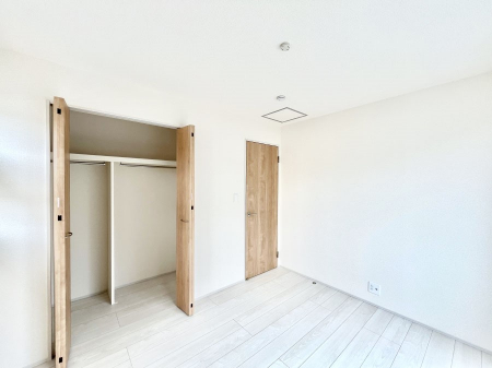 �Q���@������1�������`Bed Room�`  �S�����ɂ͎��[�N���[�[�b�g�������I���i�g���̂��m���⏬���͂������A�G�ߕ��̂��m���Ȃǂ���������Ɛ������ڂ����܂������܂��B  ������Ԃ��L���g�p�ł��܂��ˁB