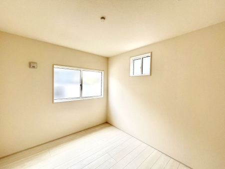�q�������@������1�������`Bed Room�`�@�q�������͂��q�l�ɂƂ��đ�Ϗd�Ȗ���������܂��B�q����l�ŉ߂�����Ԃ�^���邱�ƂŁA�h���׋����Ԃ����R�Ƒ����܂����畔���̕Еt����|���Ȃǂ��������ƂɌq����܂��B