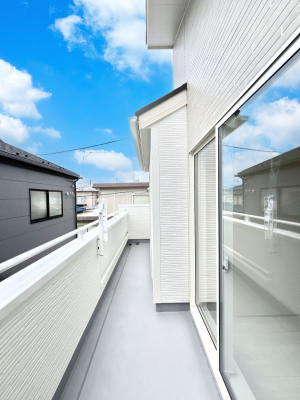 �o���R�j�[�@������1�������`Balcony�`  �傫�ȋ�Ɉ͂܂ꂽ�C�����̂����ƁB  �o���R�j�[��`�������ň��|�I�ȊJ�����ɕ�܂�܂��B  �o���R�j�[�͗z���������݂��z�c����󕨂��C�����悭�������Ƃ��ł��܂��B