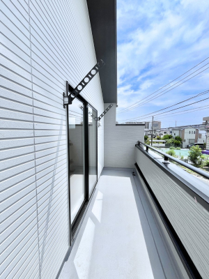 �o���R�j�[�@������3�������`Balcony�`  �傫�ȋ�Ɉ͂܂ꂽ�C�����̂����ƁB  �o���R�j�[��`�������ň��|�I�ȊJ�����ɕ�܂�܂��B  �o���R�j�[�͗z���������݂��z�c����󕨂��C�����悭�������Ƃ��ł��܂��B