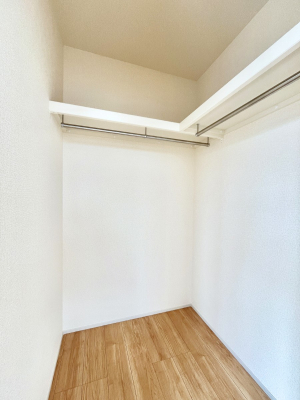 ���̑��@������3�������`Walk-in Closet�`�@��������̗m���������Ă��V���ɂȂ�ɂ����E�H�[�N�C���N���[�[�b�g�B�m���ȊO�ɂ��A���i�g��Ȃ��Ɠd��X�[�c�P�[�X�A�X�g�b�N�i�Ȃǉ��ł��Еt����������Ԃł��B