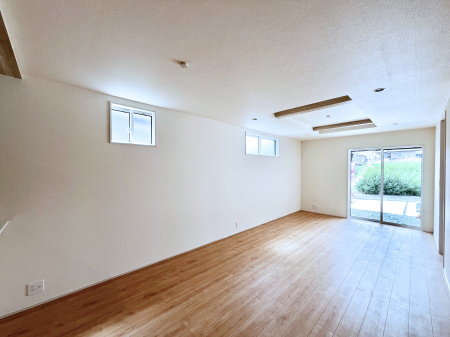 ���r���O�@������3�������`Living�`�@�O���̗��Ȃ��V���v���ł�������LDK�B�傫�ȑ�������������������ނ̂Ŏ��������邭�A�Ƒ��̌e���̏�Ƃ��ăs�b�^���ł��B�J�����Ɠ�������̗ǂ��𐥔񂲗����������I