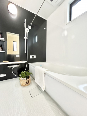 �����@�����`Bath Room�`�@�������Ƒ���L�΂��ē������邱�Ƃ��\�I����̔�������M�d�ȃo�X�^�C���ł��B���q�l�Ƃ��ꏏ�ł��\���ȍL���Ȃ̂ŁA���r���O�Ƃ͈�����Ƒ��c�R�̂ЂƎ������y���݂��������܂��B
