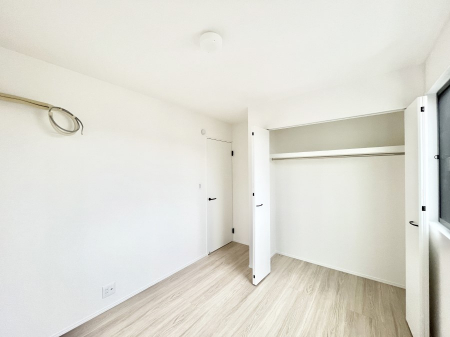 �Q���@�����`Bed Room�`  �S�����ɂ͎��[�N���[�[�b�g�������I���i�g���̂��m���⏬���͂������A�G�ߕ��̂��m���Ȃǂ���������Ɛ������ڂ����܂������܂��B  ������Ԃ��L���g�p�ł��܂��ˁB