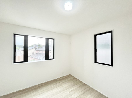 �q�������@�����`Bed Room�`�@�q�������͂��q�l�ɂƂ��đ�Ϗd�Ȗ���������܂��B�q����l�ŉ߂�����Ԃ�^���邱�ƂŁA�h���׋����Ԃ����R�Ƒ����܂����畔���̕Еt����|���Ȃǂ��������ƂɌq����܂��B