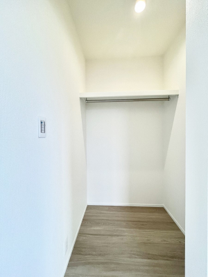 ���̑��@�����`Walk-in Closet�`�@�K�v�Ȃ��̂�R�[�f�B�l�[�g���ꗗ���Ċm�F�ł��A�g�x�x�⏀�����Z���ԂōςރE�H�[�N�C���N���[�[�b�g��ݒu���܂����B�Ƃ̒�����������Ƃ�����֗��Ȏ��[�X�y�[�X�ł��B