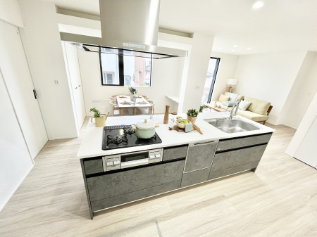 �L�b�`���@�����`Kitchen�`�@��b���e�ރ��r���O�A�������������Ȃ�L�b�`���B�Ƃ́A�������������ł͂Ȃ��A��炵��������A���K�ɂ���ꏊ�B�Ί�̖����A���炬�̓��X�̂��߂ɁA�ŐV�̐ݔ��E�d�l���̗p�B