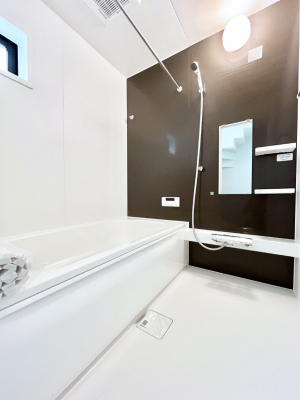 �����@�������P�������`Bath Room�`�@����L�΂��ē������邱�Ƃ��\�I����̔�������M�d�ȃo�X�^�C���ł��B���q�l�Ƃ��ꏏ�ł��\���ȍL���Ȃ̂ŁA���r���O�Ƃ͈�����Ƒ��c�R�̂ЂƎ������y���݂��������܂��B