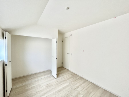 �q�������@�������Q�������`Bed Room�`�@�q�������͂��q�l�ɂƂ��đ�Ϗd�Ȗ���������܂��B�q����l�ŉ߂�����Ԃ�^���邱�ƂŁA�h���׋����Ԃ����R�Ƒ����܂����畔���̕Еt����|���Ȃǂ��������ƂɌq����܂��B