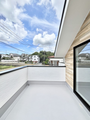 �o���R�j�[�@�������Q�������`Balcony�`�@������̃o���R�j�[�̑O�ɂ͉_�ȊO�ɑ��z���Ղ���̂�����܂���B�����󕨂������₷���A����薾�邭�C�����̂������������Ă��܂��B�g���₷���J���I�ȃo���R�j�[�ł���
