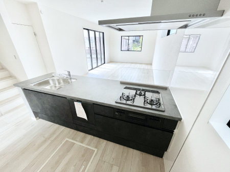 �L�b�`���@�������Q�������`Kitchen�`�@��b���e�ރ��r���O�A�������������Ȃ�L�b�`���B�Ƃ́A�������������ł͂Ȃ��A��炵��������A���K�ɂ���ꏊ�B�Ί�̖����A���炬�̓��X�̂��߂ɁA�ŐV�̐ݔ��E�d�l���̗p�B