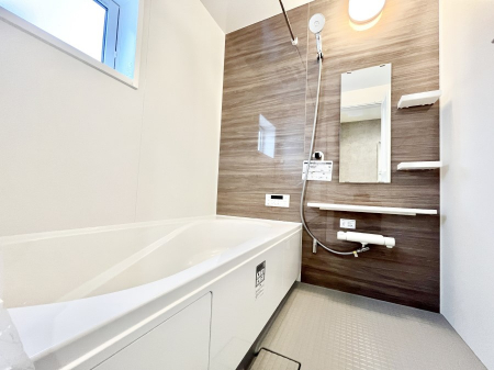 �����@�������P�������`Bath Room�`�@���t���̃o�X���[���́A�̌������薾�邭�C�����̗ǂ���Ԃł��B�������邱�ƂŁA���C�����ǍD�B������芰����o�X���[���ŁA�����̃o�X�^�C�����y���݂ɂȂ肻���ł��B
