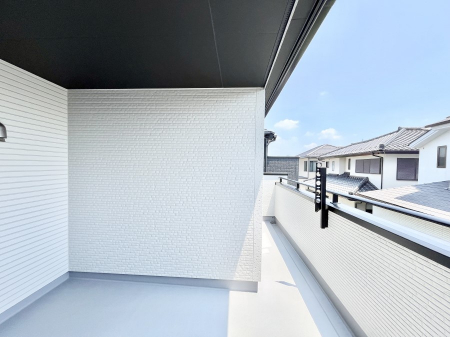 �o���R�j�[�@�������P�������`Balcony�`�@������̃o���R�j�[�̑O�ɂ͉_�ȊO�ɑ��z���Ղ���̂�����܂���B�����󕨂������₷���A����薾�邭�C�����̂������������Ă��܂��B�g���₷���J���I�ȃo���R�j�[�ł���