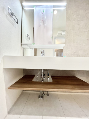 ���ʑ�E���ʏ��@�������P�������`Dressing Room�`�@�\���ȑ傫���̐��ʑ�͎��[�����鎖�Ȃ���A�g�����Ȃ݃`�F�b�N�⎕�����ȂǁA���̍Q�����������Ԃł��z�e�����C�N�ȃX�y�[�X�ŗ]�T�Ƃ�Ƃ�������Ē����܂��B