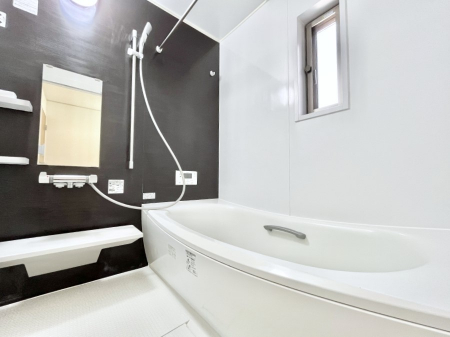 �����@�����`Bath Room�`�@�������������͋C�̗����Ŗ����Ɍ����ă��t���b�V���B���������@�\���t���Ă���̂ŗׂ̐���@�u����Ő􂢏オ�������󕨂��A�J�̓����V�C���C�ɂ������������邱�Ƃ��\�ł��B