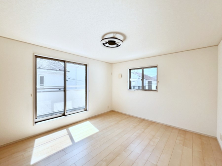�Q���@�����`Bed Room�`�@�������������̂��ˌ��Ẵ����b�g�ł��B���Ƒ������������ƂŎ苷�Ɋ����Ă����Z�܂����ˌ��Ăł͊e�����v���C�o�V�[��ۂ��Ƃ��ł��܂��B�Z�܂��ɂ�Ƃ肪���܂�S�������b�N�X�ł��܂���