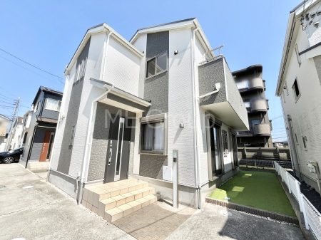 ���n�O�ώʐ^�@�O�ρ`Exterior�`  �ՐÂȏZ��n�Ŏq��ĉƑ��Ƀs�b�^���B  �����̂��U�������K�ȗ΂Ɍb�܂ꂽ�G���A�ŁA���R�ɕ�܂ꂽ���₩�ȕ�炵���������邽�߂́A��Ƃ肠��Z���������Ă��܂��B
