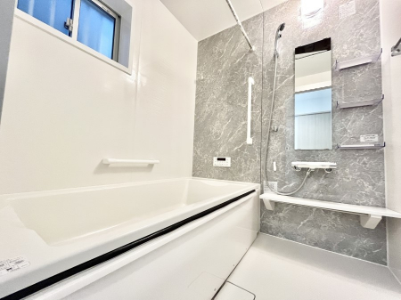 �����@������2�������`Bath Room�`�@���t���̃o�X���[���́A�̌������薾�邭�C�����̗ǂ���Ԃł��B�������邱�ƂŁA���C�����ǍD�B������芰����o�X���[���ŁA�����̃o�X�^�C�����y���݂ɂȂ肻���ł��B