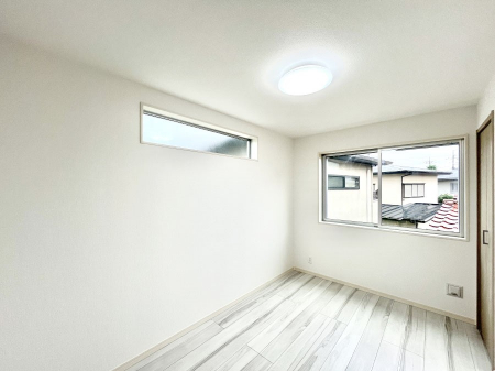 �q�������@������2�������`Bed Room�`�@�q�������͂��q�l�ɂƂ��đ�Ϗd�Ȗ���������܂��B�q����l�ŉ߂�����Ԃ�^���邱�ƂŁA�h���׋����Ԃ����R�Ƒ����܂����畔���̕Еt����|���Ȃǂ��������ƂɌq����܂��B