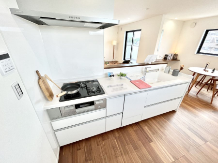 �L�b�`���@���������Ȃ���ł����Ƒ��Ƃ̉�b���y���߂�ΖʃL�b�`��