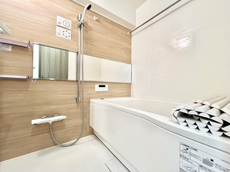 �����@�����`Bath Room�`�@�������������͋C�̗����Ŗ����Ɍ����ă��t���b�V���B���������@�\���t���Ă���̂ŗׂ̐���@�u����Ő􂢏オ�������󕨂��A�J�̓����V�C���C�ɂ������������邱�Ƃ��\�ł��B