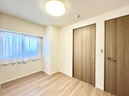 �q�������@�����`Bed Room�`�@�q�������͂��q�l�ɂƂ��đ�Ϗd�Ȗ���������܂��B�q����l�ŉ߂�����Ԃ�^���邱�ƂŁA�h���׋����Ԃ����R�Ƒ����܂����畔���̕Еt����|���Ȃǂ��������ƂɌq����܂��B