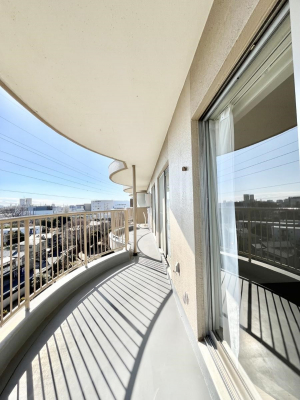 �o���R�j�[�@�����`Balcony�`�@�쑤�ɐݒu���ꂽ���s���̂��郏�C�h�o���R�j�[�B�S�n�悢�z�˂���g���ȕ����y���ނ��Ƃ��o���܂��B���ꂽ���ɂ͂����Ղ�̐��󕨂�z�c�������܂��I